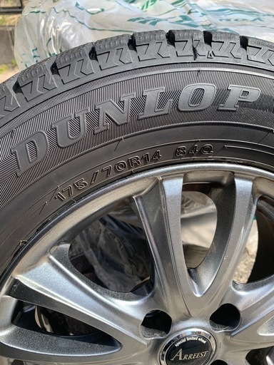 スタッドレスタイヤDUNLOP WINTER MAXX WM02 スタッドレスタイヤ（175/70Ｒ14） 、アルミARREST 14インチ 4本セット（1シーズン使用）