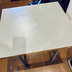 正方形テーブルの画像