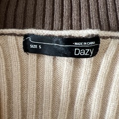 Dazy ベージュとブラウンのニットセーターの画像