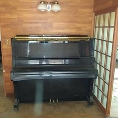 【無料】実家にある大きな黒いピアノの画像