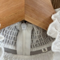 【試着程度】ホワイトの立ち襟ブラウスの画像