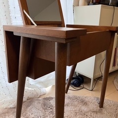 机にもなるドレッサー の画像