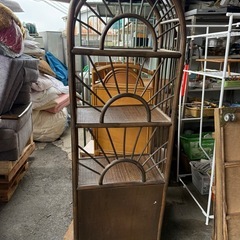 ヴィンテージ感のあるラタン（籐）素材で作られたアーチ型のシェルフおよび3段チェストの画像