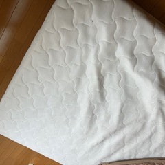 ダブルベッド、マットレス付き  の画像