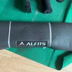 ベンチ(FLYBIRD)とヨーガマット(ALFITS)の画像