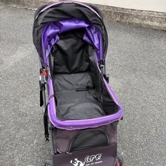 GPR ペットカート 犬用ベビーカー 猫バギー 4輪 対面推し可能 前輪360°回転 後輪ブレーキ付 メッシュカバー リード2本付き カゴ収納 背面ポケット 軽量 折りたたみ 組み立て簡単 ペットバギー 小型犬 中型犬 多頭 介護 散歩 耐荷重20Kg (パープル)の画像