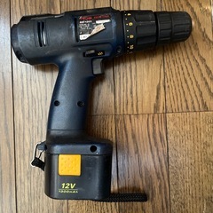 RYOBI製電動ドリル、Ni-Cdバッテリー付き、1300mAhの容量、充電器も付属。  - ブランド: RYOBI - 電圧: 12V - バッテリータイプの画像