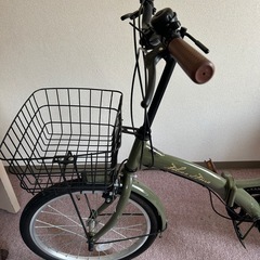 おしゃれなカゴ付き折りたたみ自転車の画像