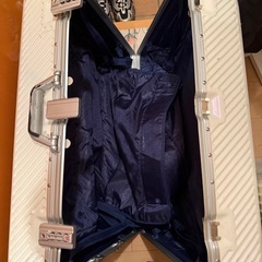 海外旅行キャリーケース1つ1000円の画像