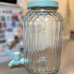 2つのガラス瓶/果実酒瓶/ドリンクサーバの画像