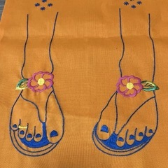 新品未使用タグ付き★「かわいい二本足」デザインの刺繍が施された使いやすいベトナム刺繍巾着バッグ　オレンジ の画像