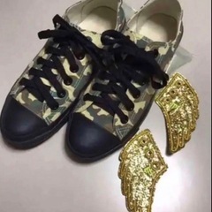 女性23.0《アーミー/金の羽根》スニーカーの画像