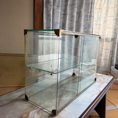 引取り決まりました　ガラスショーケースの画像