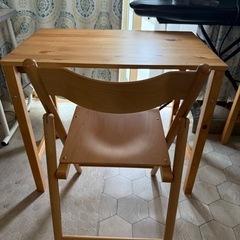 無地良品の折りたたみテーブル、椅子
の画像