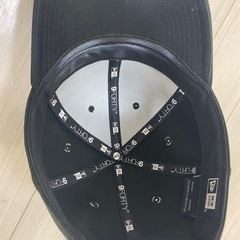 New Era ブラックベースボールキャップの画像
