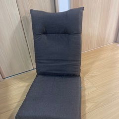 座椅子　ブラウン4つ、グリーン2つの画像