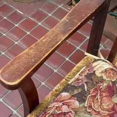 レトロ 木製アームチェア クッション付き アンティーク風の画像