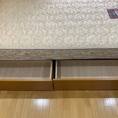 シモンズ製セミダブルマットレス、ベッドフレームの画像