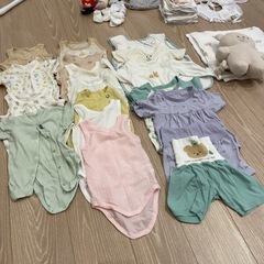ベビー服、スタイ、ガーゼ、帽子などの画像