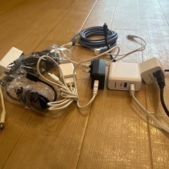 コンセント用充電器やケーブル　一個200円の画像