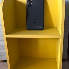 黄色い小さな飾り棚の画像