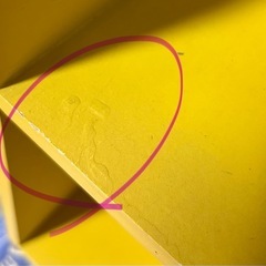 黄色い小さな飾り棚の画像