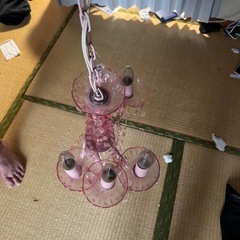 ピンクのシャンデリアの画像