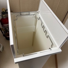 KEYUCA 両開きダストボックス 42L（ペダル式・キャスター付・ホワイト） の画像