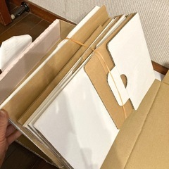 ダンボール製の折りたたみ式テーブルと椅子のセットの画像