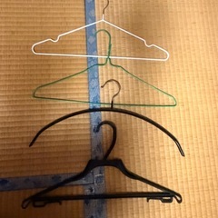 大量のハンガーの画像