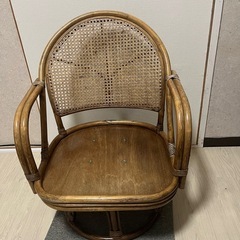 ラタンチェア（回転式・クッション付き）の画像