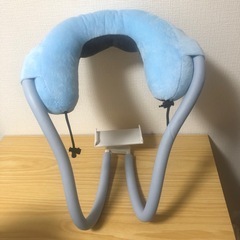 U字型枕 スマホスタンド 携帯電話ホルダー ネックピロー 2-in-1 U字型ネックピロー 睡眠用 休息用 飛行機 車 自宅用 2色 ブルーの画像
