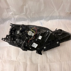日産 セレナ C27 純正 LEDヘッドライト 左右セット 前期 日産セレナ C27系の純正LEDヘッドライト 左右セットを出品します。車両からの取り外し品です。の画像