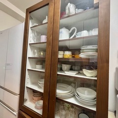 日本製　堀田木工　キッチンキャビネット ウォールナット色木製食器棚 ガラス扉付きの画像