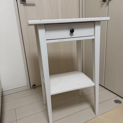 IKEAサイドテーブルの画像