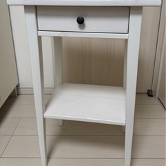 IKEAサイドテーブルの画像