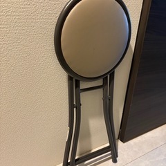 折りたためる丸椅子の画像