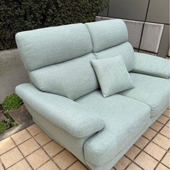 ニトリ　ハイバックソファ 2人掛け グリーン系 クッション　布貼りの画像