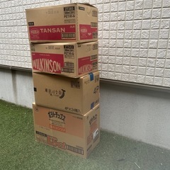 段ボールにまとめた焚き火用の薪の画像