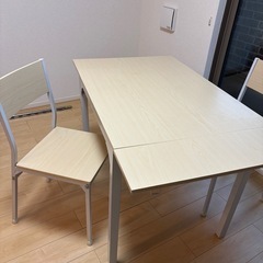 机、テーブル、椅子、ラックの画像