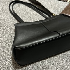 使用感ありのショルダーバッグの画像