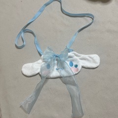 シナモロールポシェットとビッグぬいぐるみ2点の画像