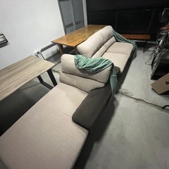 【早い者勝ち/定価10万以上】3人掛け大型ソファ、カバーをのけるとブラウンとベージュです。の画像