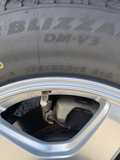 ジムニー社外ホイル175/80R/16 スタットレスタイヤ 再々値下げしました。
 ✨️美品です！