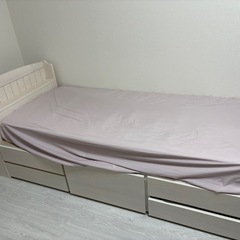 セミシングルベットフレームとマットレスの画像