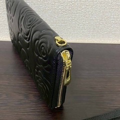 花柄　エンボス加工　長財布　ブラックの画像