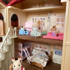 【すぐ遊べる】シルバニア 赤い屋根の大きなお家＋家具・人形フルセット／美品・早い方優先の画像