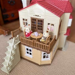 【すぐ遊べる】シルバニア 赤い屋根の大きなお家＋家具・人形フルセット／美品・早い方優先の画像
