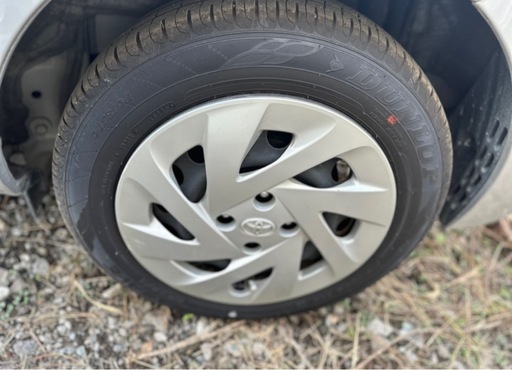 トヨタ　アクア　鉄ホイールタイヤセット　４本　ダンロップタイヤ　製年2025年　溝バリバリ山　185/65R15ホイールキャップ付き