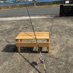 長い釣竿（リール付）の画像